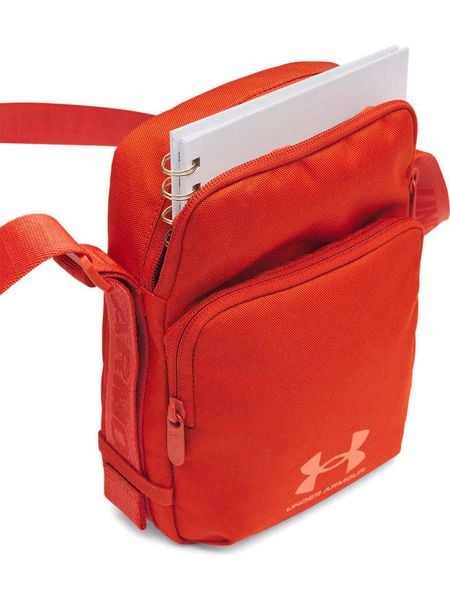 Under Armour Torebka "Essential Lite" w kolorze czerwonym - 23 x 19 x 15 cm rozmiar: onesize. Czerwone torebki klasyczne damskie Under Armour, bez wzorów, z materiału, bez dodatków. Za 73.76 zł.