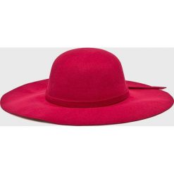 Answear - Kapelusz. Brązowe kapelusze damskie ANSWEAR, bez wzorów, z poliesteru. W wyprzedaży za 24.90 zł.