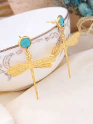 L'Atelier de Gaia Pozłacane kolczyki-wkrętki z turkusem rozmiar: onesize. Żółte kolczyki damskie L'Atelier de Gaia, z turkusem, pozłacane. Za 109.00 zł.