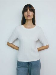 Sweter z wiskozą - złamana biel. Swetry klasyczne damskie Reserved, l, z wiskozy, bez kołnierzyka. W wyprzedaży za 55.99 zł.