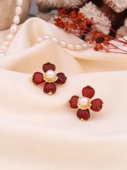 Pierres de Jade Pozłacane kolczyki-wkrętki z perłami i koralami rozmiar: onesize. Białe kolczyki damskie Pierres de Jade, z koralem, pozłacane. Za 39.99 zł.