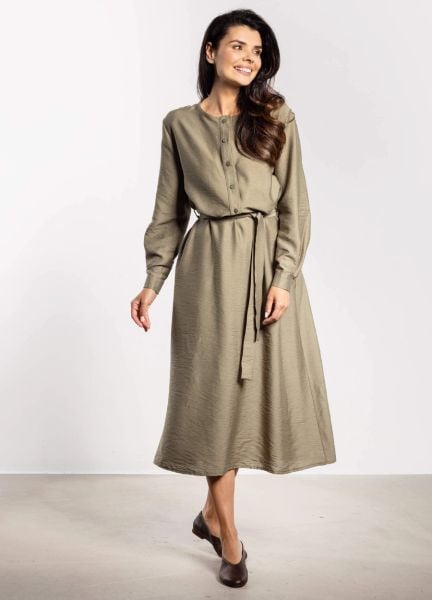 Sukienka rozkloszowana z długim rękawem i paskiem zielona. Zielone sukienki damskie Infinite You, do pracy, l, bez wzorów, biznesowe, bez kołnierzyka, bez ramiączek, koszulowe. Za 349.00 zł.