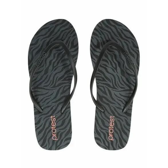 Klapki damskie Protest PRTISABELITA slaps. Czarne klapki damskie Protest, bez wzorów, bez obcasa. Za 59.99 zł.