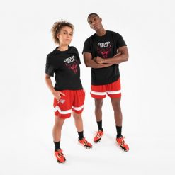 Koszulka do gry w koszykówkę unisex Tarmak NBA Chicago Bulls TS 900. Czarne bluzki damskie TARMAK, xl, bez wzorów, z bawełny, sportowe, bez kołnierzyka, bez ramiączek. Za 79.99 zł.