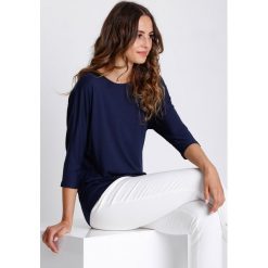 Granatowa bluzka z rękawem 3/4 BIALCON. Bluzki damskie BIALCON, bez wzorów, biznesowe, bez kołnierzyka, bez ramiączek. W wyprzedaży za 48.00 zł.