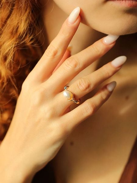 Pierres delicates Pozłacany pierścionek z perłą i cyrkoniami rozmiar: onesize. Białe pierścionki damskie Pierres delicates, z cyrkonią, pozłacane. Za 109.26 zł.