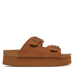 Klapki DeeZee. Brązowe klapki damskie DeeZee, bez wzorów, bez obcasa. Za 159.99 zł.