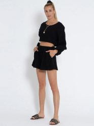 SASSYCLASSY Szorty w kolorze czarnym rozmiar: M. Czarne szorty damskie SASSYCLASSY, bez wzorów, z bawełny, z podwyższonym stanem. Za 43.95 zł.