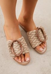 Ciemnobeżowe Klapki Ozdobione Plecionką Wstawką i Klamrą Isirreia. Brązowe klapki damskie Born2be, bez wzorów, z jeansu, bez obcasa, na płaskiej podeszwie. Za 69.99 zł.