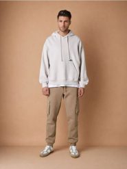 Spodnie tapered fit - brązowy. Brązowe spodnie materiałowe męskie Sinsay, bez wzorów. W wyprzedaży za 24.99 zł.