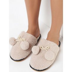 Beżowe Kapcie Futerkowe z Pomponami Churchill. Brązowe kapcie damskie Born2be. Za 34.99 zł.