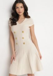 Beżowa Elegancka Sukienka Rozkloszowana z Wiskozą Zdobiona Guzikami Farelna. Brązowe sukienki damskie Born2be, na co dzień, na lato, z aplikacjami, z wiskozy, eleganckie, bez kołnierzyka, bez ramiączek, mini, kopertowe. W wyprzedaży za 191.99 zł.