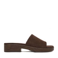 Klapki GINO ROSSI. Brązowe klapki damskie Gino Rossi, bez wzorów, bez obcasa. Za 249.99 zł.