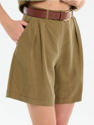 Szorty z zakładkami - zielony. Zielone szorty damskie Sinsay, bez wzorów, z materiału. W wyprzedaży za 39.99 zł.
