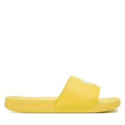 Klapki Lacoste. Żółte klapki damskie Lacoste, bez wzorów, bez obcasa. Za 129.99 zł.