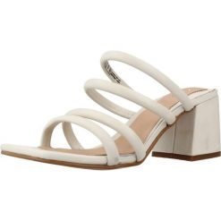 Sandały CLARKS SHEER65 MULE Beżowy. Białe sandały damskie Clarks, bez wzorów, ze skóry, bez obcasa. Za 258.99 zł.