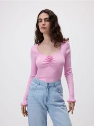 Sweter z wiskozą - różowy. Czerwone swetry klasyczne damskie Reserved, l, z dzianiny, bez kołnierzyka. W wyprzedaży za 79.99 zł.