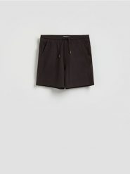 Strukturalne szorty regular - ciemnobrązowy. Brązowe szorty męskie Reserved, z bawełny, bez kołnierzyka. Za 99.99 zł.