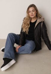 Czarna Przejściowa Kurtka Pikowana z Kapturem i Kieszeniami Sazia. Czarne kurtki damskie Born2be, l, bez wzorów, z jeansu, z kapturem. Za 149.99 zł.