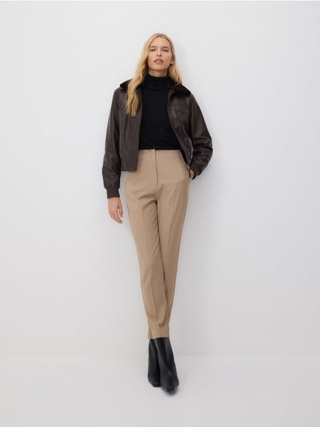 Spodnie z wysokim stanem - beżowy. Brązowe spodnie materiałowe damskie Reserved, bez wzorów, z tkaniny, z podwyższonym stanem. W wyprzedaży za 49.99 zł.