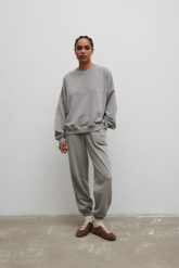 Spodnie typu jogger z HAFTEM w kolorze GREY PALOMA- NEVIS-L. Szare spodnie materiałowe damskie Marsala, bez wzorów, z bawełny, eleganckie. Za 279.90 zł.