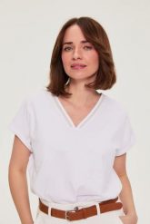 Bawełniany t-shirt z dekoltem w serek biały. Białe t-shirty damskie MOODO, bez wzorów, z bawełny, bez kołnierzyka. Za 59.99 zł.