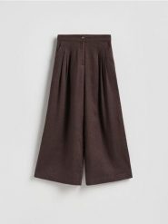 Lniane spodnie z zakładkami - ciemnobrązowy. Brązowe spodnie materiałowe damskie Reserved, bez wzorów. Za 179.99 zł.