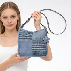 Torebka damska Laura Vita, z materiału syntetycznego z fakturowanym panelem regulowany pasek na ramię dekoracyjna zawieszka kompaktowa forma do codzi. Niebieskie listonoszki damskie Laura Vita, z aplikacjami, z syntetyku, z tłoczeniem, bez dodatków. Za 289.00 zł.