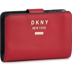 Duży Portfel Damski DKNY - R911HB06 Rouge RGE. Czerwone portfele damskie DKNY, bez wzorów, ze skóry. W wyprzedaży za 349.00 zł.
