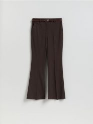 Spodnie flare z paskiem - brązowy. Brązowe spodnie materiałowe damskie Reserved, bez wzorów, z tkaniny. Za 139.99 zł.