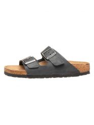Birkenstock Skórzane klapki "Arizona" w kolorze czarnym rozmiar: 40. Czarne klapki damskie Birkenstock, bez wzorów, bez obcasa. Za 435.87 zł.
