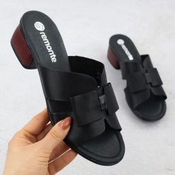 Skórzane klapki damskie na klocku czarne Remonte R8759-01. Czarne klapki damskie Remonte, bez wzorów, ze skóry, bez obcasa. Za 339.99 zł.