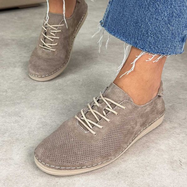 Beżowe ażurowe skórzane półbuty damskie S.Barski 7080. Brązowe półbuty damskie S.BARSKI, w ażurowe wzory, z jeansu, casualowe, bez obcasa, na płaskiej podeszwie. Za 249.00 zł.