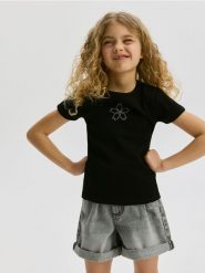 T-shirt z cyrkoniami - czarny. Czarne koszulki dziewczęce Reserved, bez wzorów, z bawełny, bez ramiączek. W wyprzedaży za 22.99 zł.