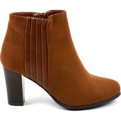 Brązowe botki damskie z zamszu K93. Brązowe botki damskie ButyModne, bez obcasa, bez zapięcia. Za 89.00 zł.