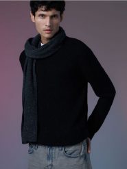Sweter - czarny. Czarne swetry męskie Sinsay, l, bez wzorów, bez kołnierzyka. W wyprzedaży za 33.99 zł.