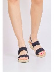 Bellucci Sandały w kolorze czarnym na koturnie rozmiar: 38. Czarne sandały damskie Bellucci, bez wzorów, bez obcasa, na koturnie. Za 100.99 zł.