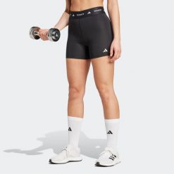 Spodenki fitness damskie ADIDAS. Spodenki sportowe damskie Adidas, bez wzorów, z materiału, sportowe. Za 129.99 zł.