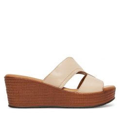 Klapki Lasocki. Brązowe klapki damskie Lasocki, bez wzorów, bez obcasa. Za 169.99 zł.