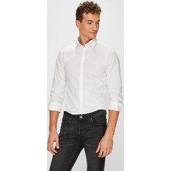 Guess Jeans - Koszula Sunset. Białe koszule męskie Guess Jeans, l, z aplikacjami, z bawełny, bez kołnierzyka, bez ramiączek. W wyprzedaży za 219.90 zł.