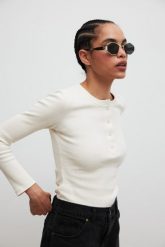 Dopasowany top z dekoltem na zatrzaski w kolorze BRIGHT BEIGE - MOODY NAP-XS. Brązowe topy damskie Marsala, m, bez wzorów, z bawełny, bez kołnierzyka. Za 179.90 zł.