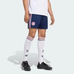 Spodenki wyjazdowe FC Bayern 26/27. Niebieskie szorty męskie Adidas, bez wzorów, z materiału, klasyczne. Za 191.50 zł.
