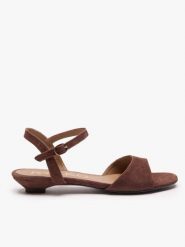 Brązowe sandały ze sprzączką. Brązowe sandały damskie Ryłko, bez wzorów, z gumy, bez obcasa, na obcasie. Za 379.99 zł.