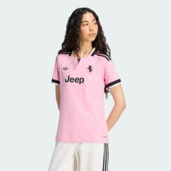 Koszulka wyjazdowa Juventus 26/27. Czarne t-shirty damskie Adidas, l, bez wzorów, z materiału, bez kołnierzyka. Za 439.00 zł.