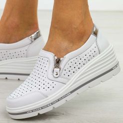 Białe skórzane półbuty damskie na koturnie Cambell 94309. Białe czółenka damskie Cambell, w ażurowe wzory, z jeansu, bez obcasa, na koturnie. Za 239.00 zł.