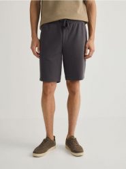 Dresowe szorty regular fit - ciemnoszary. Szare szorty męskie Reserved, z bawełny, bez kołnierzyka. Za 79.99 zł.