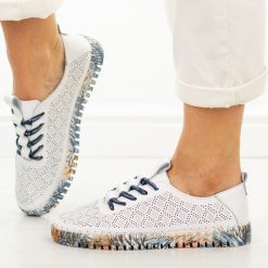 Niebieskie ażurowe skórzane półbuty damskie Cambell 40338. Białe półbuty damskie Cambell, w ażurowe wzory, z jeansu, biznesowe, z okrągłym noskiem, bez obcasa, na płaskiej podeszwie. W wyprzedaży za 192.72 zł.