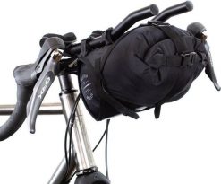 Torba na kierownicę do roweru Race Aero Bar Bag Restrap. Czarne torebki klasyczne damskie RESTRAP, bez wzorów, z materiału, bez dodatków. Za 593.05 zł.