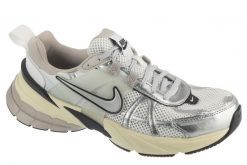 Buty sportowe Sneakersy damskie, V2K Run. Białe buty sportowe na co dzień damskie Nike, bez wzorów, z materiału, trekkingowe. Za 449.99 zł.