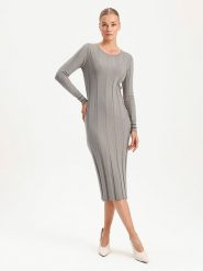 BGN Sukienka dzianinowa w kolorze szarym rozmiar: 40. Szare sukienki damskie BGN, na imprezę, bez wzorów, z dzianiny, bez kołnierzyka, bez ramiączek, midi. Za 139.45 zł.